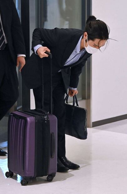 Kei Komuro, novio de Mako de Japón, regresa a su país con pelo largo y ponytail