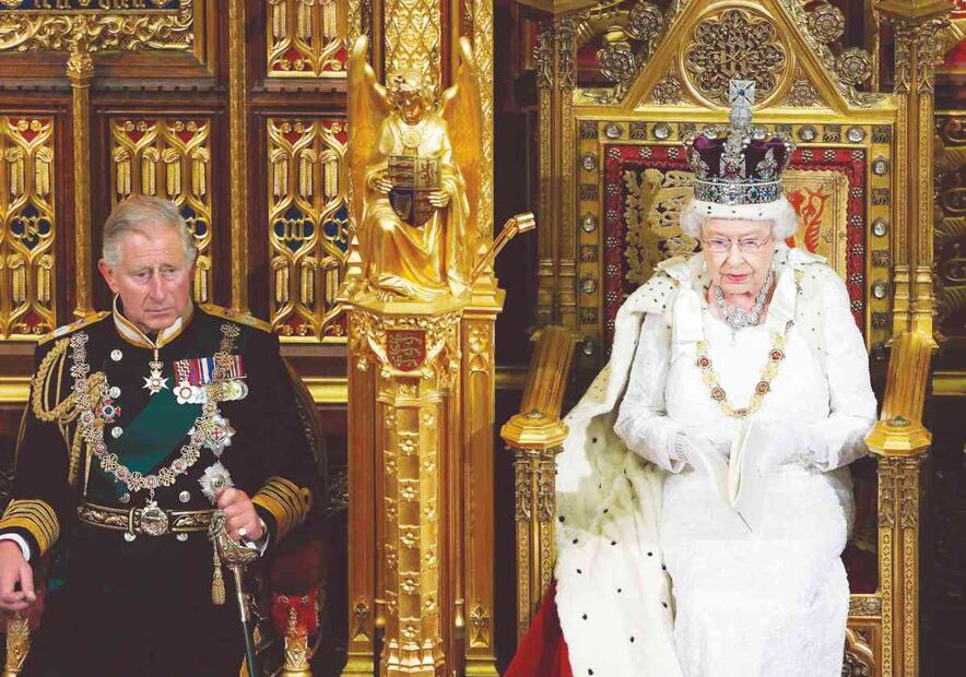 La reina Isabel II y Carlos de Gales enfrentados por culpa del príncipe Andrés 