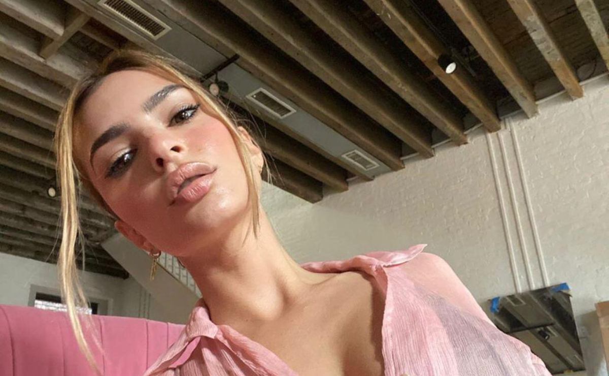 Emily Ratajkowski sorprende sin una gota de maquillaje