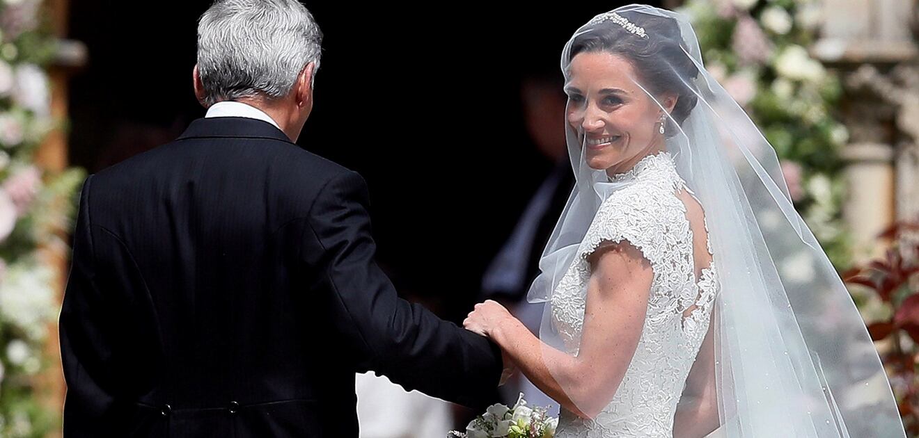 <p>Pippa Middleton viste un vestido de encaje de Giles Deacon.<strong> (Fotos: Reuters, AFP, AP)</strong></p>
