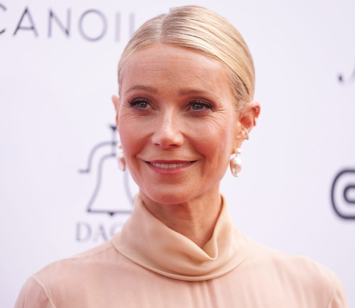 Gwyneth Paltrow, deslumbrante en un coordinado nude y crop top
