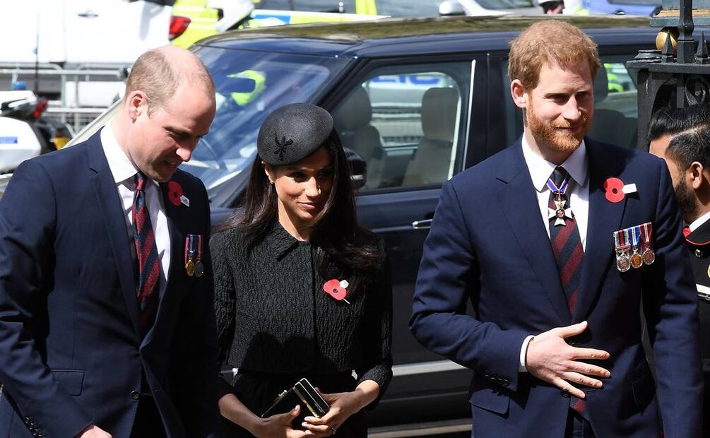 Los príncipes William y Harry con Meghan Markle / AP 