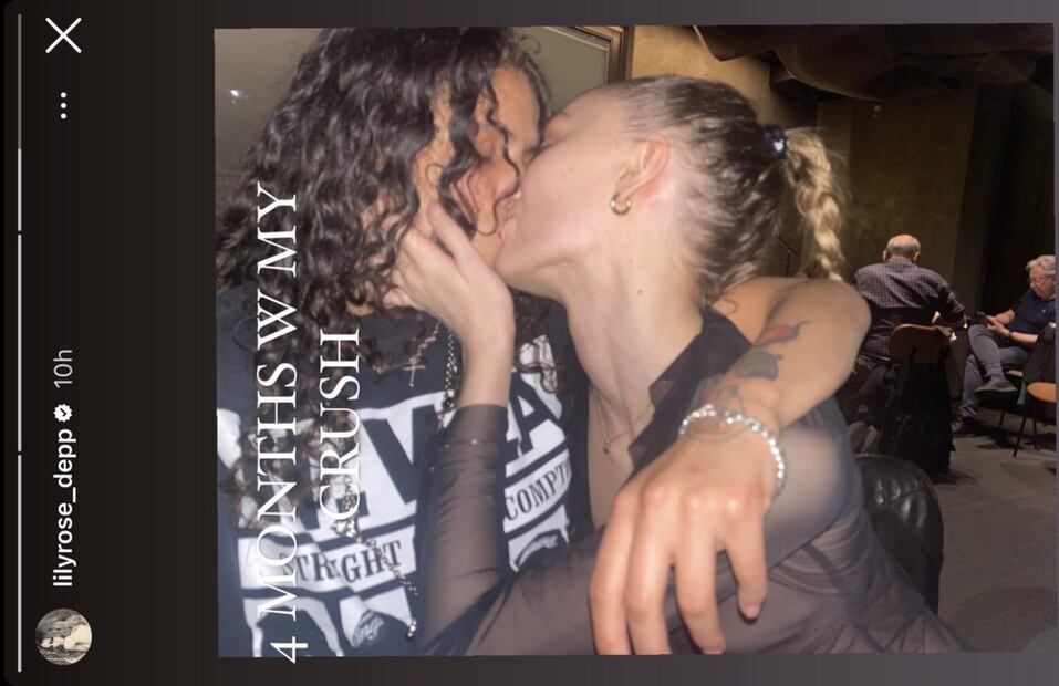 Lily-Rose, hija de Johnny Depp, confirma relación sentimental con una rapera y un atrevido beso