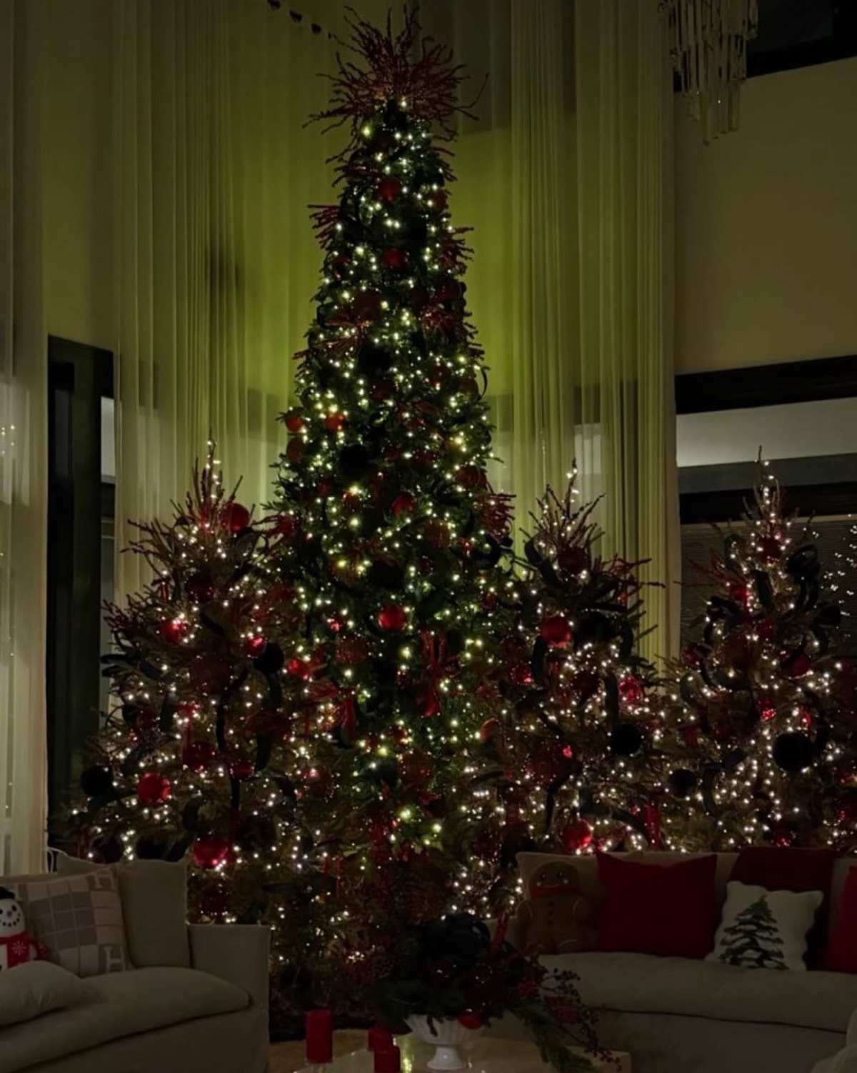 Los árboles de Navidad de Ángela Aguilar y Christian Nodal / Foto: Instagram @angela_aguilar_