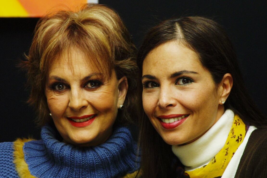 Talina Fernández esparce las cenizas de su hija Mariana Levy en un bosque