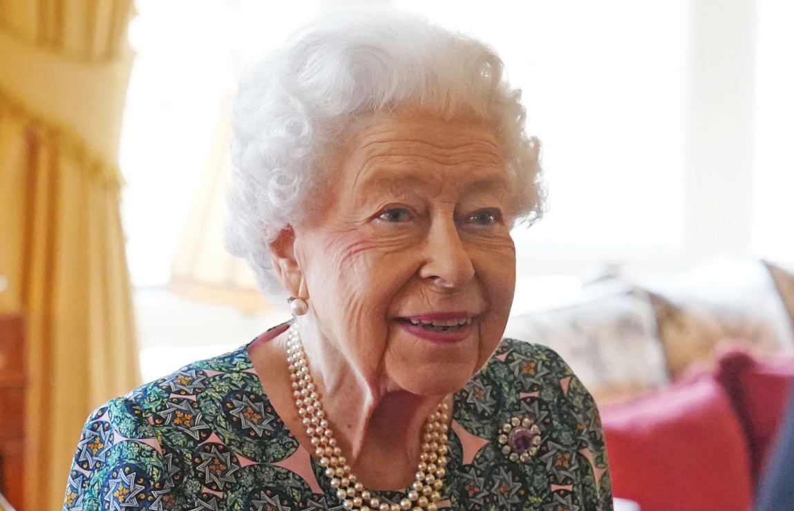 A la reina Isabel II ya le cuesta trabajo moverse