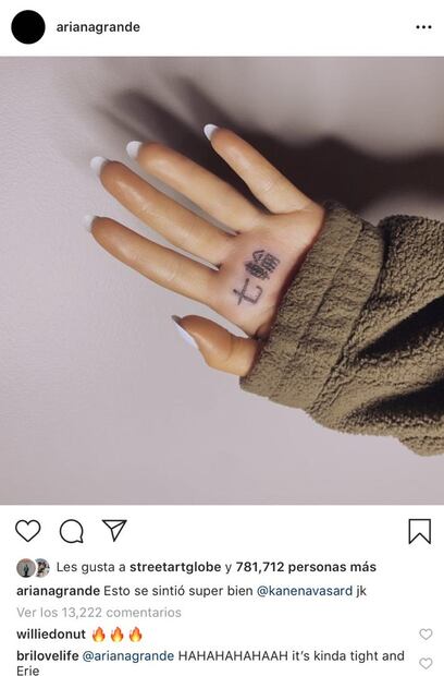 Ariana Grande corrige con gran dolor su tatuaje  