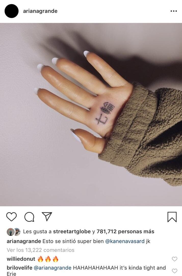 Ariana Grande corrige con gran dolor su tatuaje