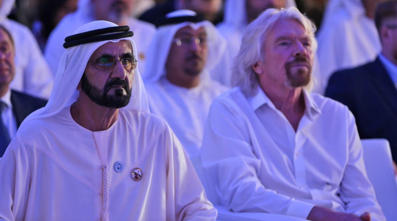 Captan al emir de Dubai de visita en un mercado de verduras