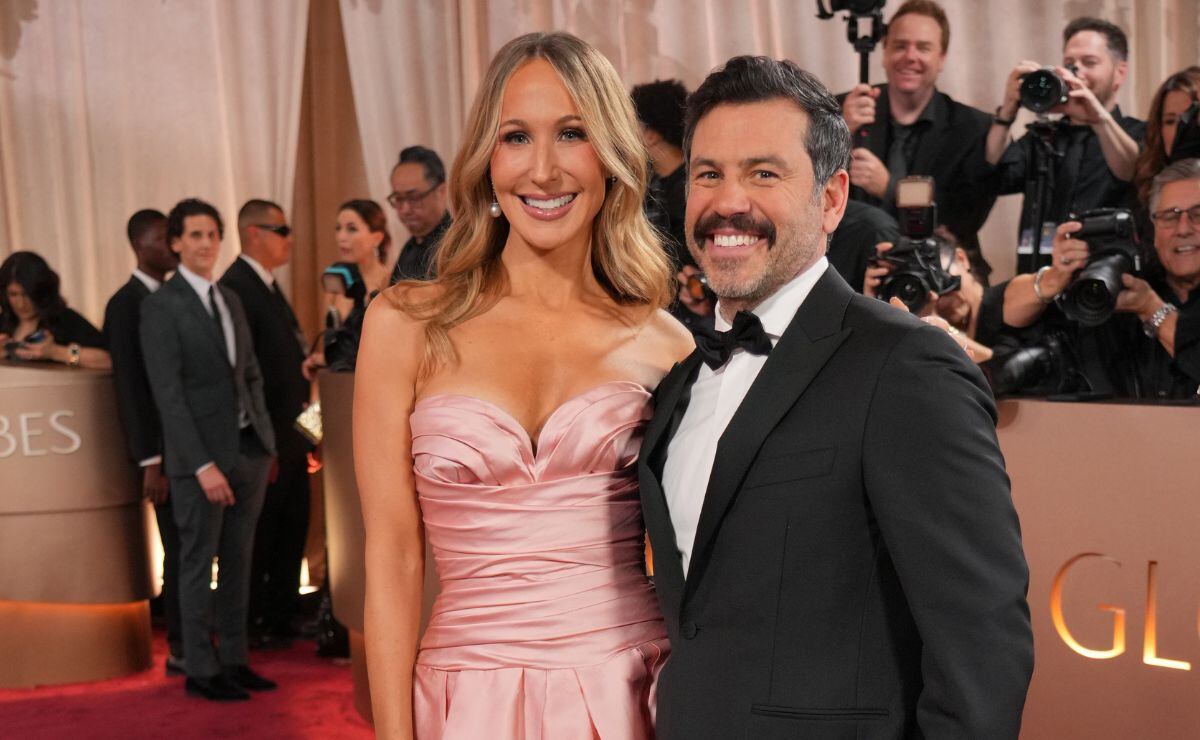 Nikki Glaser y Chris Convy en los Golden Globes 2026 / Foto: AP