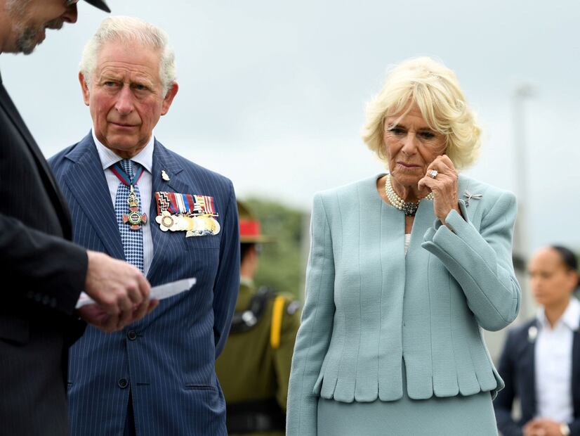 La reina Isabel II retira su apoyo al príncipe Andrés 