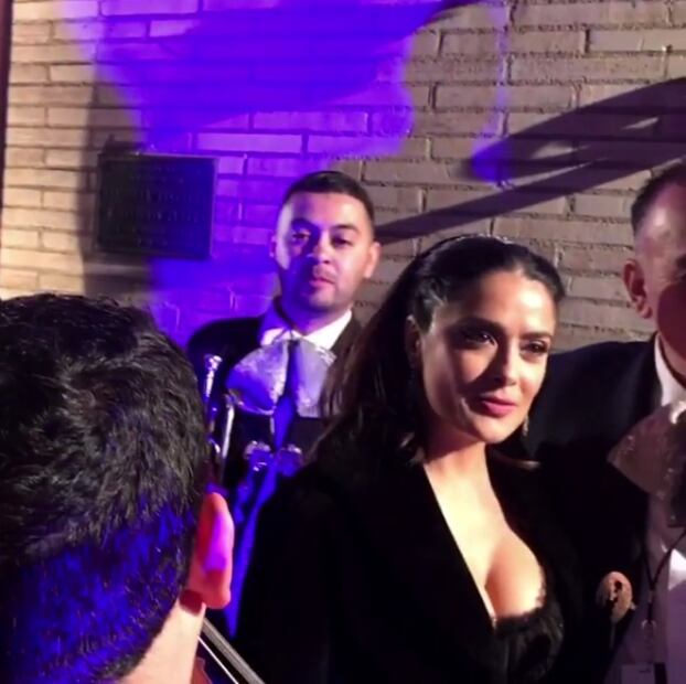Mira cómo canta con mariachi Salma Hayek