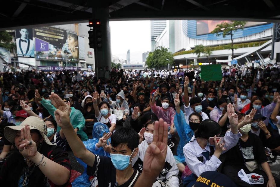 Arden protestas contra la monarquía de Tailandia