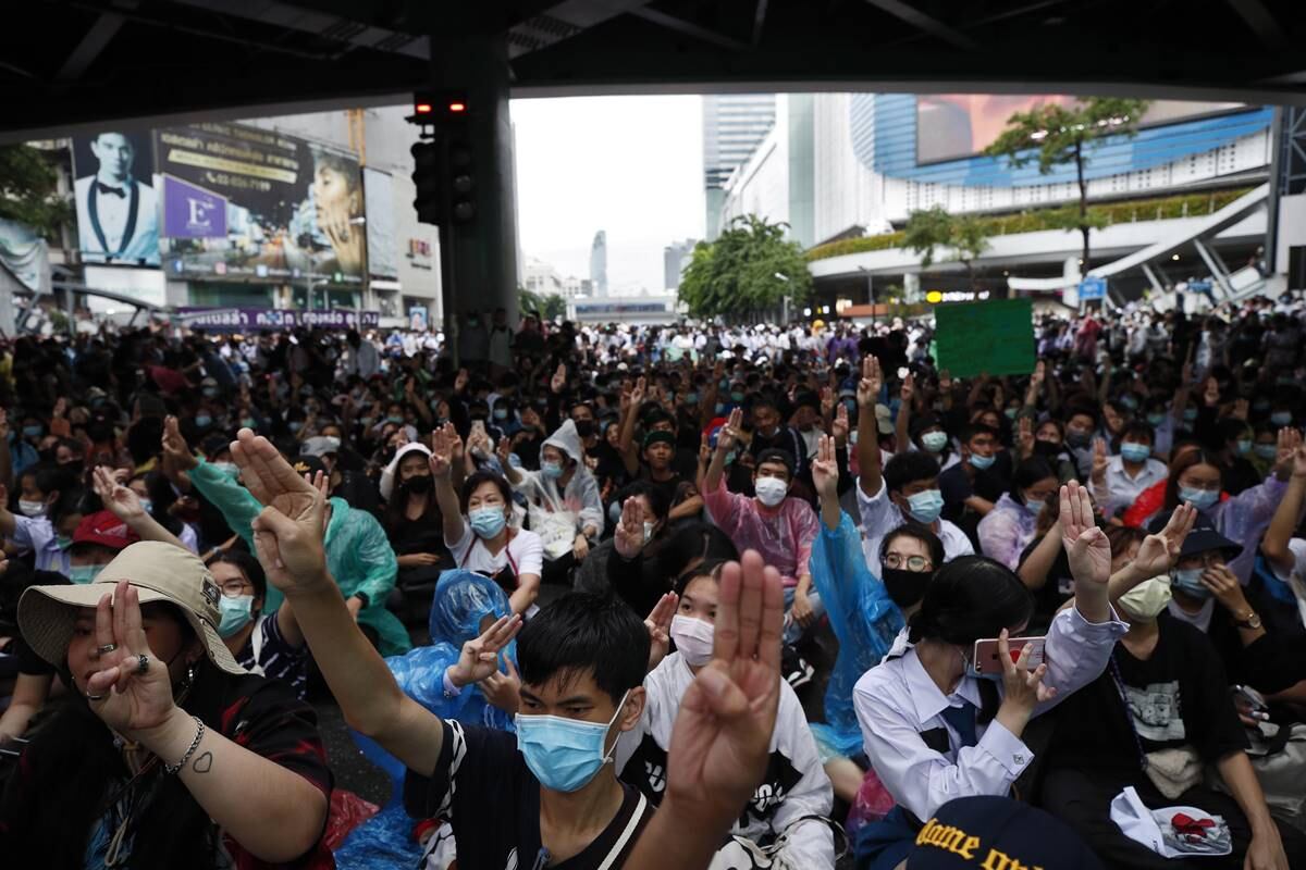 Arden protestas contra la monarquía de Tailandia