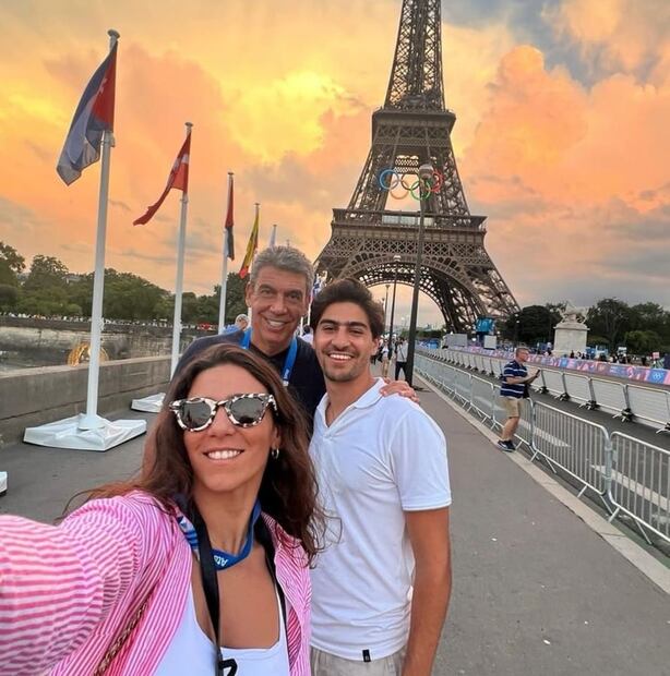 Arturo Elias Ayub con sus hijos Johanna y Alejandro en París / Foto: Instagram