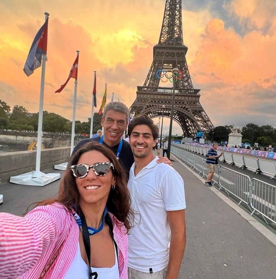 Arturo Elias Ayub con sus hijos Johanna y Alejandro en París / Foto: Instagram