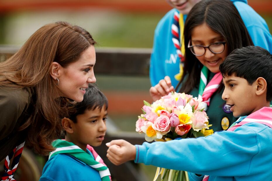Kate Middleton conquista con su actitud de equipo en su visita con los niños scouts