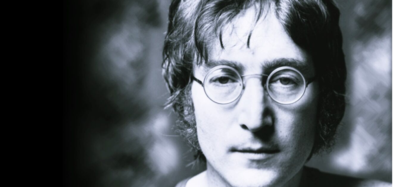 <p>Mark David Chapman le disparó en repetidas ocasiones a John Lennon.&nbsp;<strong>(Fotos: Archivo El Universal)</strong></p>
