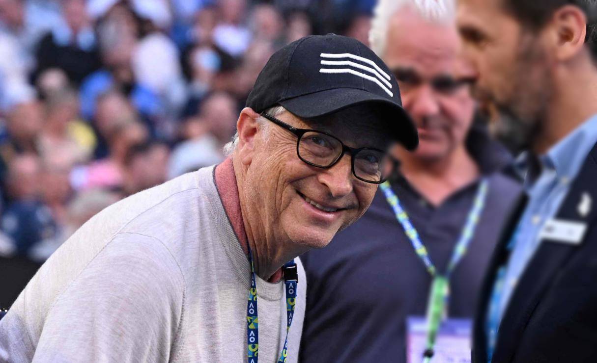 Bill Gates se vuelve a enamorar y es captado con guapa mujer en un partido de tenis