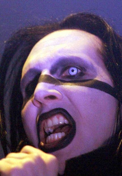 Marilyn Manson es captado de blanco en servicio religioso liderado por Kanye West