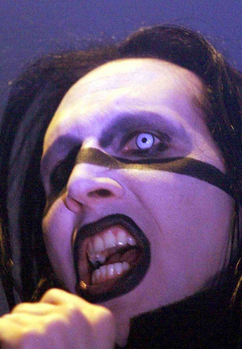 Marilyn Manson es captado de blanco en servicio religioso liderado por Kanye West