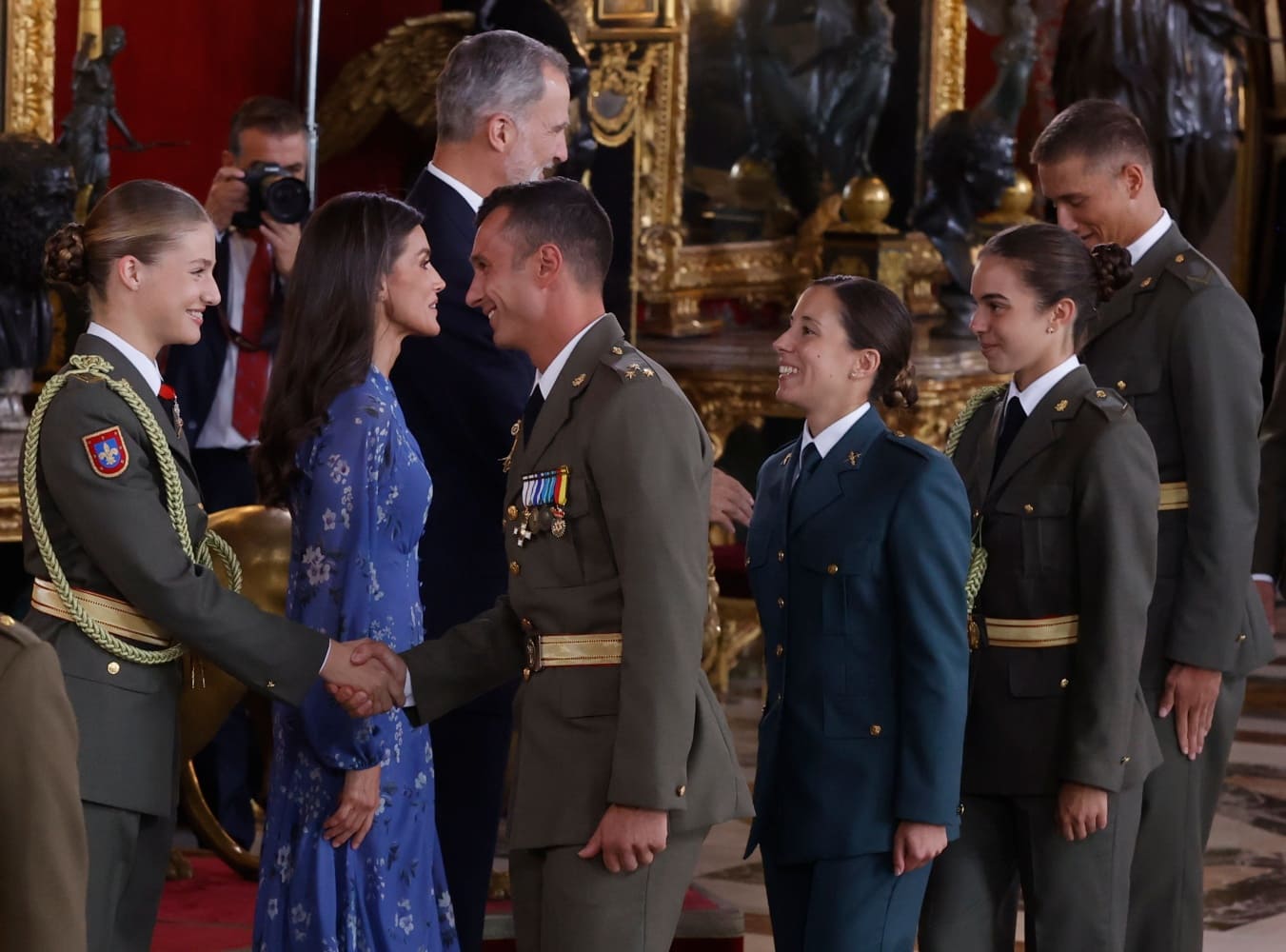 La princesa Leonor saludando a sus compañeros de la Academia Militar General de Zaragoza / EFE