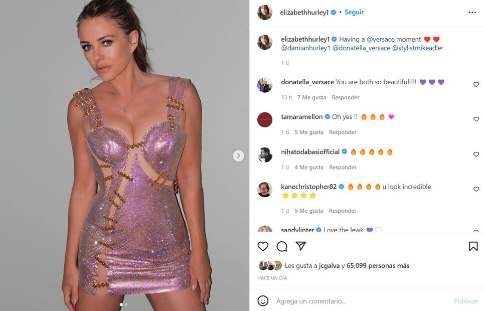 Elizabeth Hurley, increíble con mini vestido de cadenas en color rosa de Versace