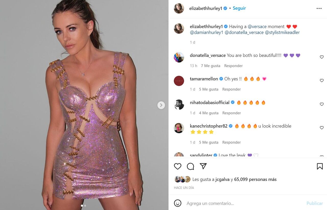 Elizabeth Hurley, increíble con mini vestido de cadenas en color rosa de Versace