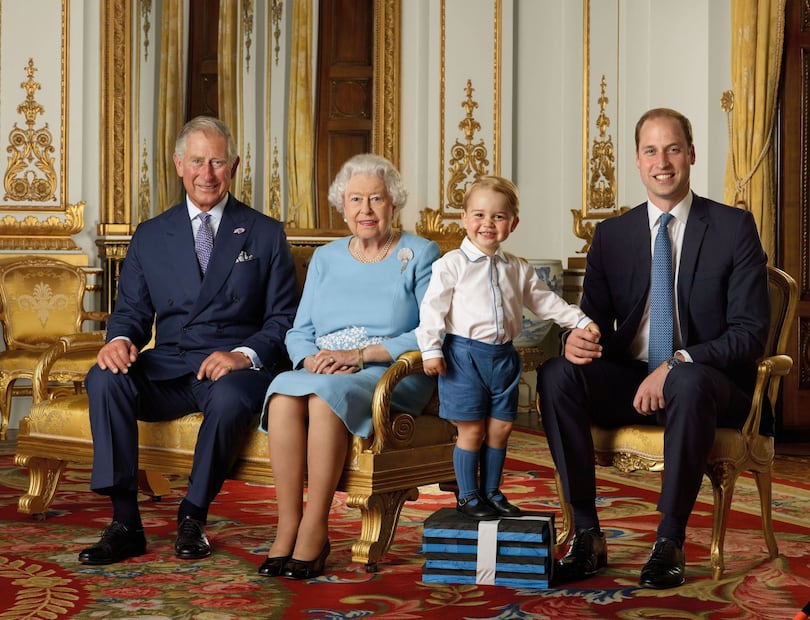 La reina Isabel, su hijo Carlos, el príncipe William y su hijo George posan para la foto que marca el inicio de una década 