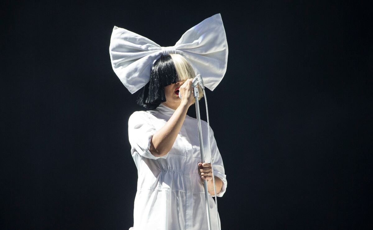 Sia revela que ya es abuela de dos bebés 