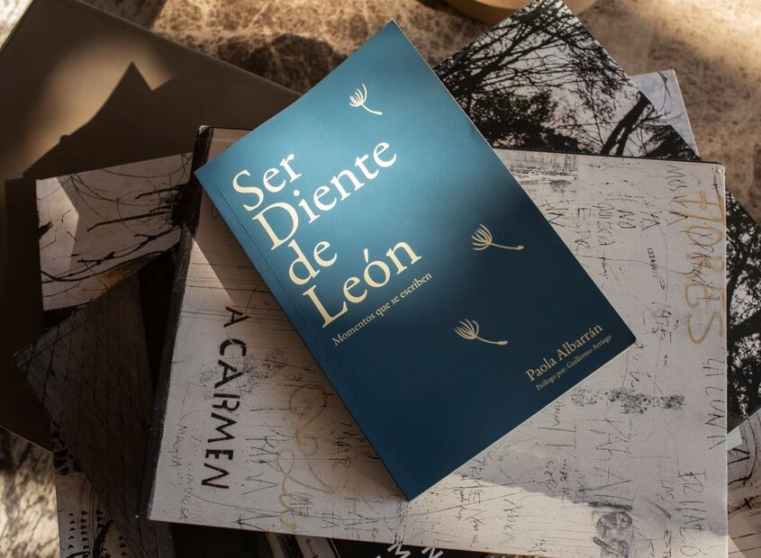 "Ser Diente de León" el primer libro de Paola Albarrán / Foto: Esteban Torreblanca