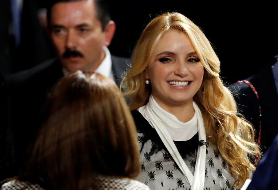 Angélica Rivera reaparece en su cumpleaños 50 acompañada de sus hijas