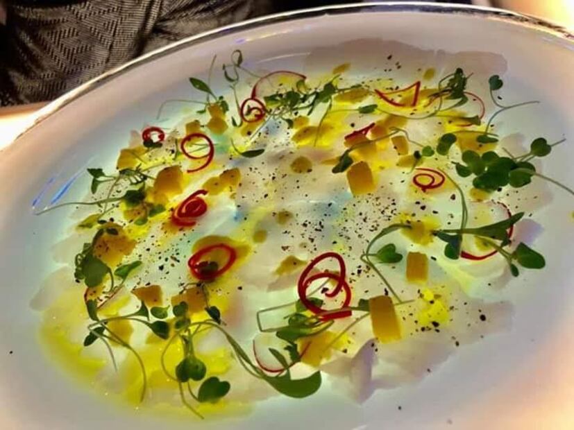 Él es el chef Manuel Barradas, quien está a cargo de la cocina en los cruceros más grandes del mundo