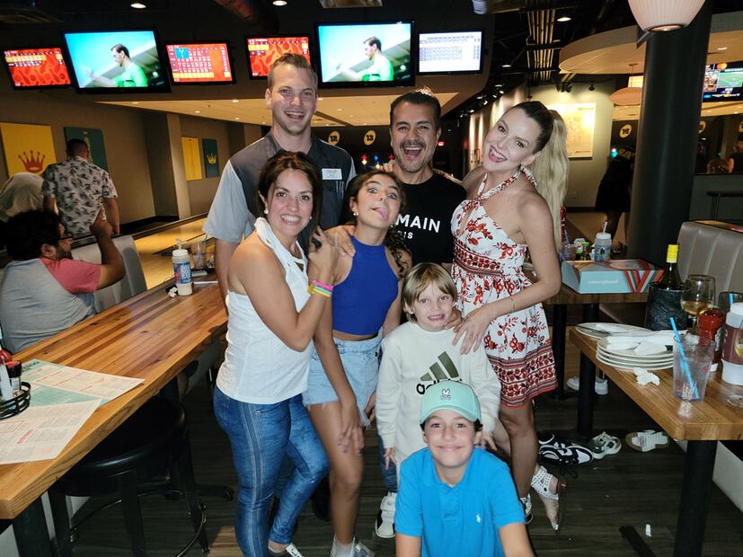 Marjorie, Matías y familia en Splitsville Luxury Lanes.  (Foto: Especial)