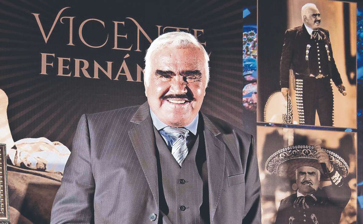 Vicente Fernández ya está consciente e interactúa con su familia