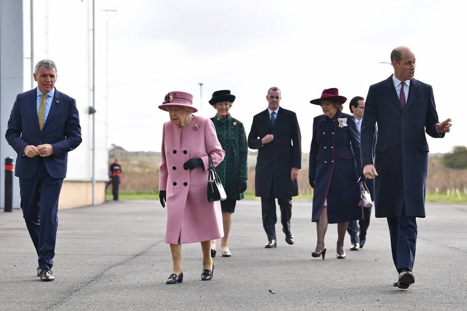 Esta es la razón que explica por qué la reina Isabel II no usó cubrebocas en su reaparición oficial
