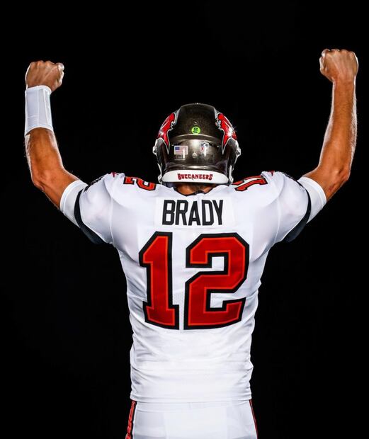 Tom Brady guapísimo en el jersey de su nuevo equipo: Buccaneers de Tampa Bay