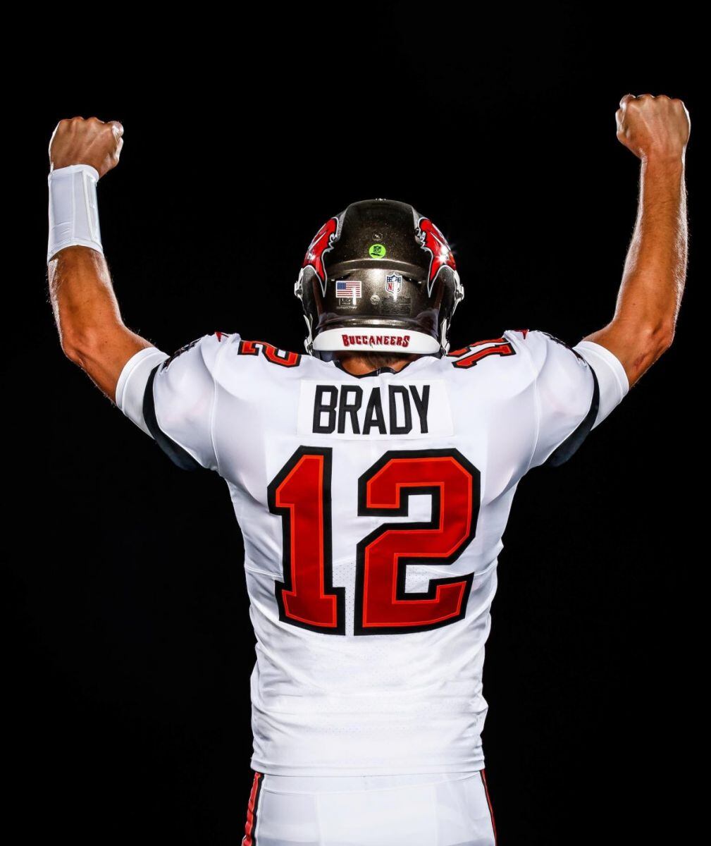 Tom Brady guapísimo en el jersey de su nuevo equipo: Buccaneers de Tampa Bay