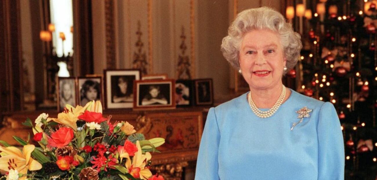 La reina Isabel gasta 40 mil dólares en 750 postales y 620 regalos navideños 
