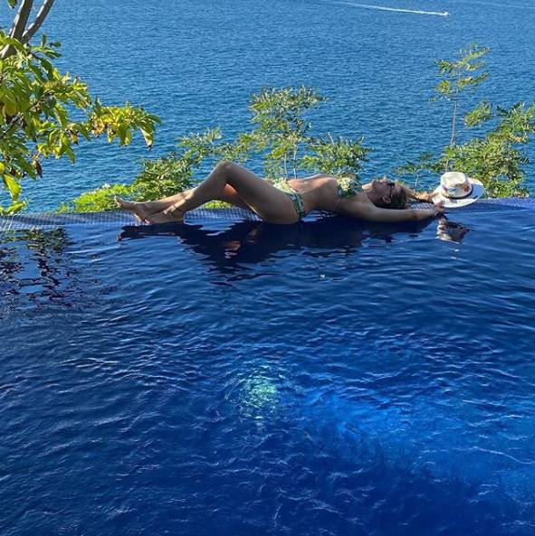 La actriz Aracely Arámbula recibió el 2020 con un diminuto bikini, feliz y agradecida
