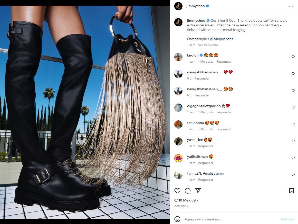 Kendall Jenner posa en atrevido bikini negro con botas altas de Jimmy Choo