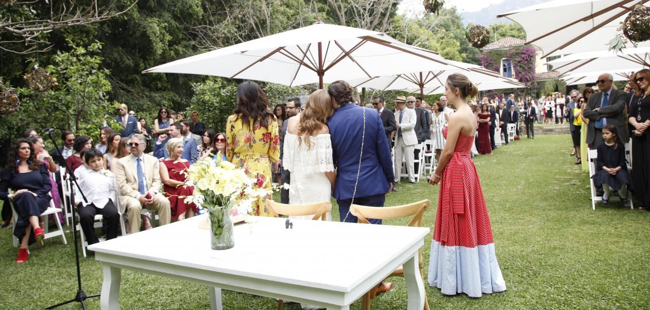 <p>Esta pareja confirma que “el amor lo puede todo”. Después de un noviazgo de ocho años, en los que tuvieron varias rupturas y regresos, celebraron una emotiva y original boda en Tepoztlán, Morelos&nbsp;&nbsp;</p>
