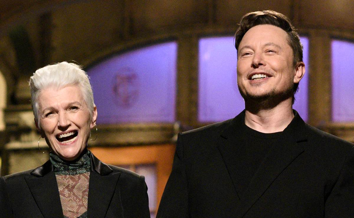 Mamá de Elon Musk presume cuerpazo en traje de baño a los 73 años