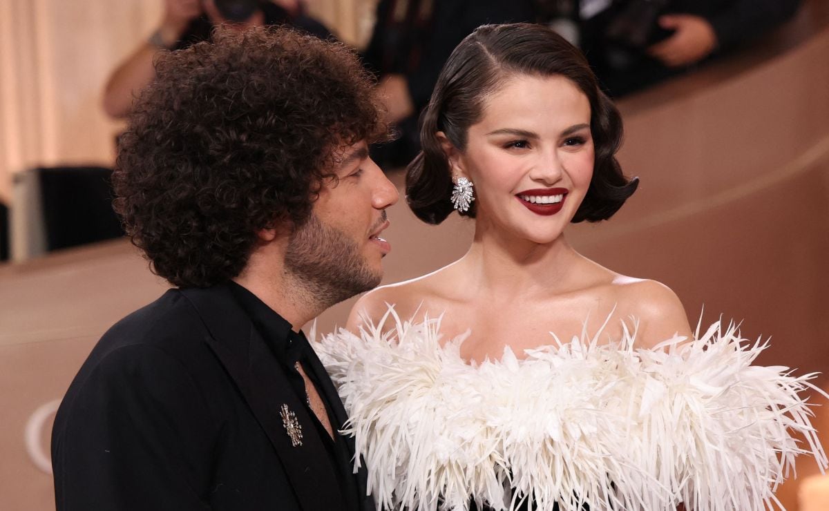 Benny Blanco y Selena Gomez en los Golden Globes 2026 / Foto: AFP