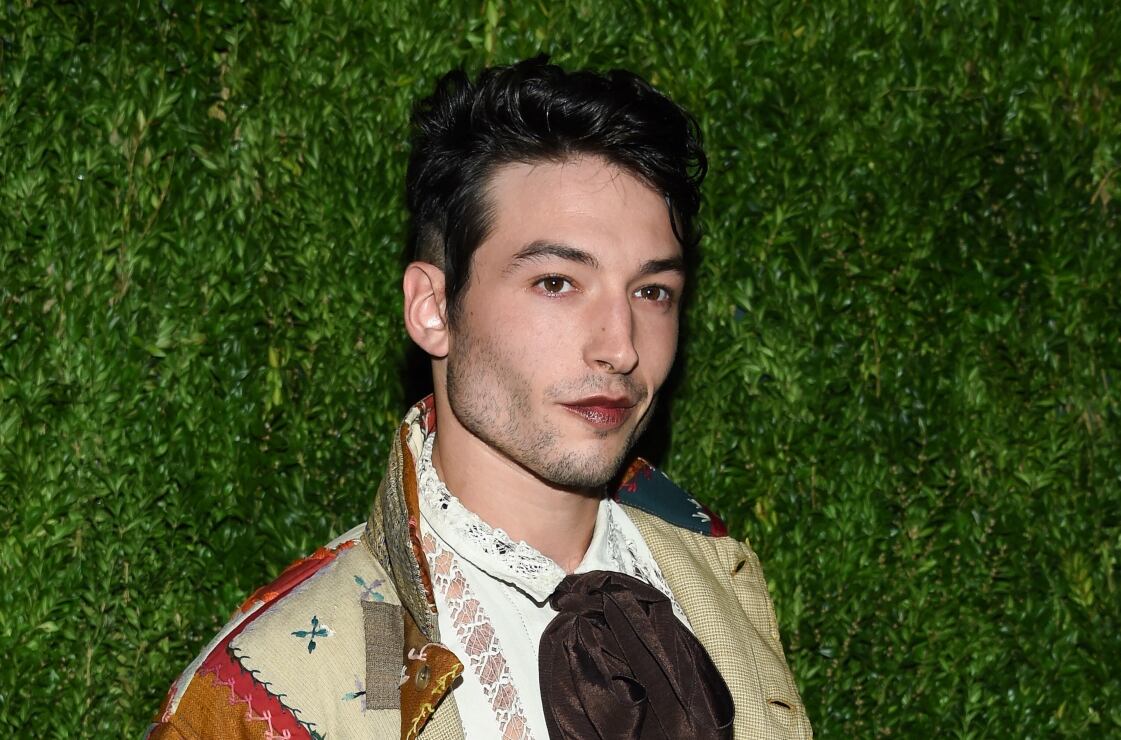 Ezra Miller ofrece disculpas por sus problemas mentales y se compromete a buscar ayuda 