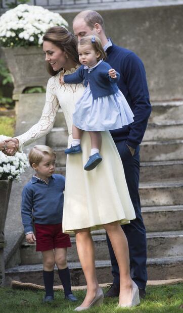 George y Charlotte roban cámara en Canadá