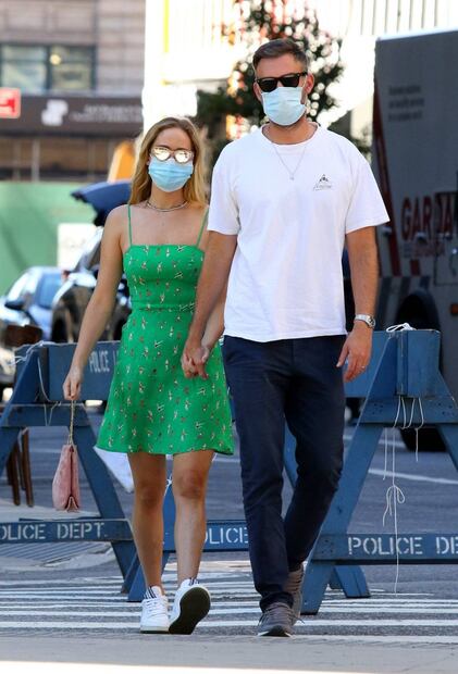 Jennifer Lawrence elegante y sexy en un sencillo mini vestido verde 
