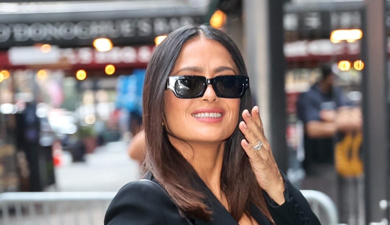 Salma Hayek, su peculiar vestido con flecos y enormes plataformas