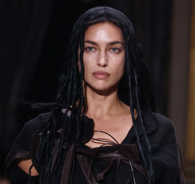 Irina Shayk en el desfile del diseñador japonés Yohji Yamamoto en la Semana de la Moda de París / EFE