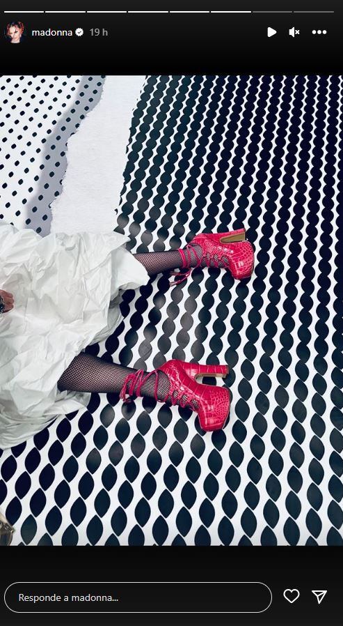 Madonna posa muy atrevida con tacones de 15 centímetros de Vivienne Westwood